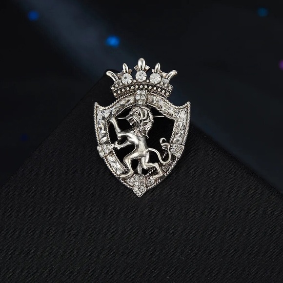 Retro Lion Shield Suit Lapel Pin - Picture 3 of 4